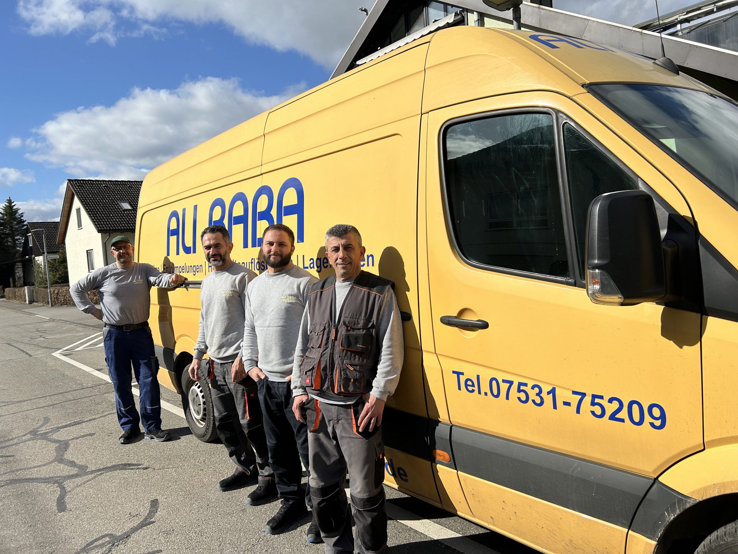 Das Ali Baba Team vor dem Firmenwagen