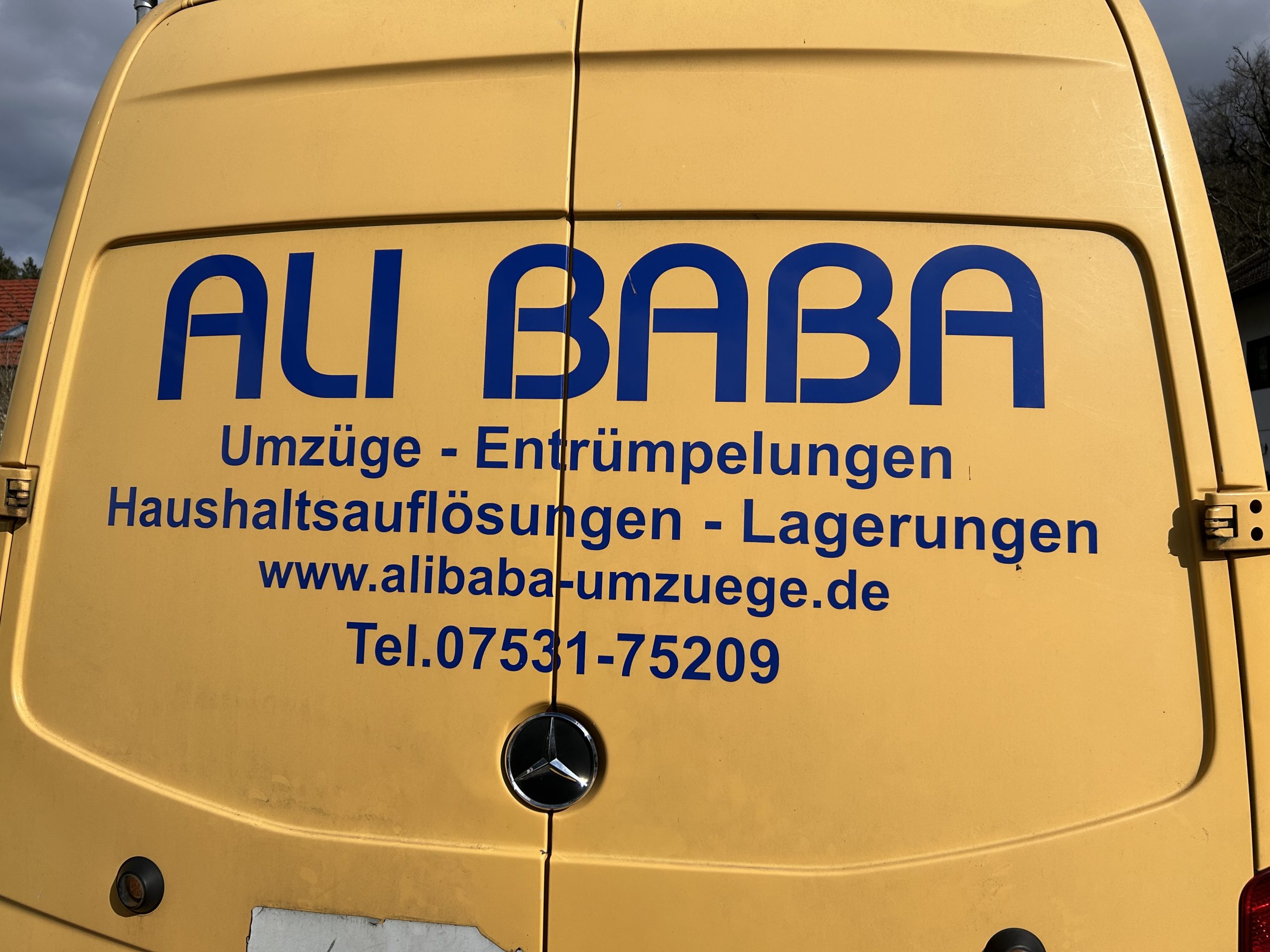 Firmenwagen von hinten mit Beschriftung
