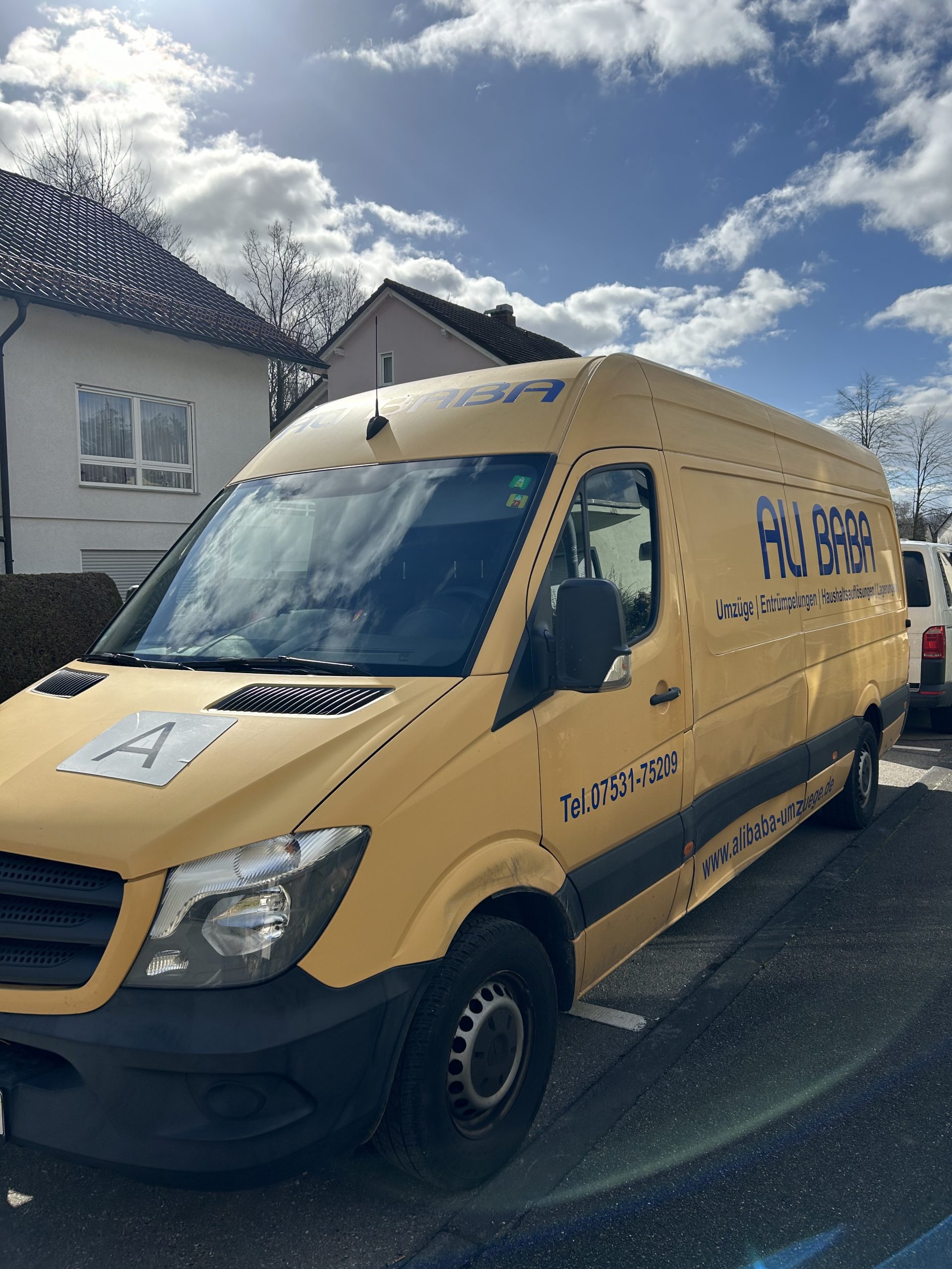 Der Firmenwagen der Umzugsfirma Ali Baba